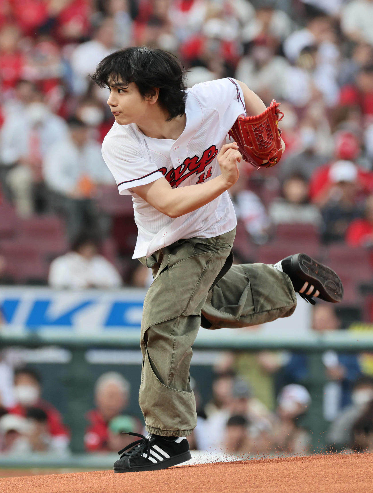 広島対巨人　始球式で投げるJO1の豆原一成さん（撮影・加藤孝規）