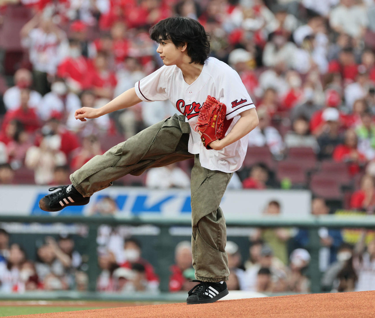 広島対巨人　始球式で投げるJO1の豆原一成さん（撮影・加藤孝規）