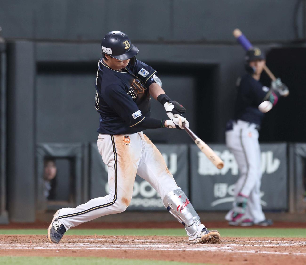 日本ハム対オリックス　7回表オリックス2死満塁、左越え満塁本塁打を放つ広岡（撮影・黒川智章）