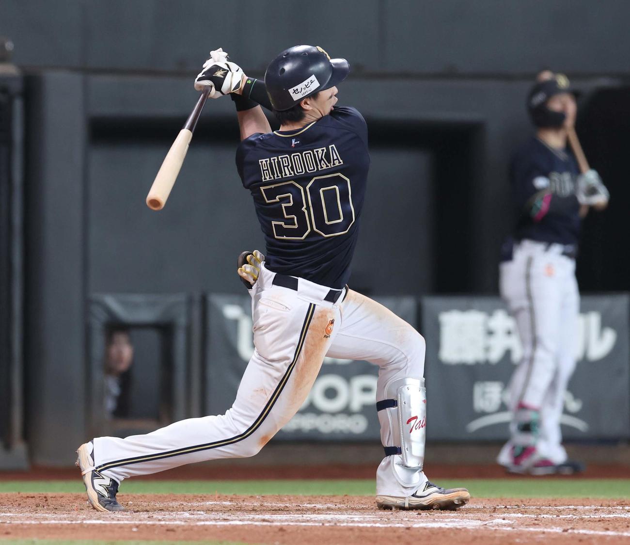 日本ハム対オリックス　7回表オリックス2死満塁、左越え満塁本塁打を放つ広岡（撮影・黒川智章）