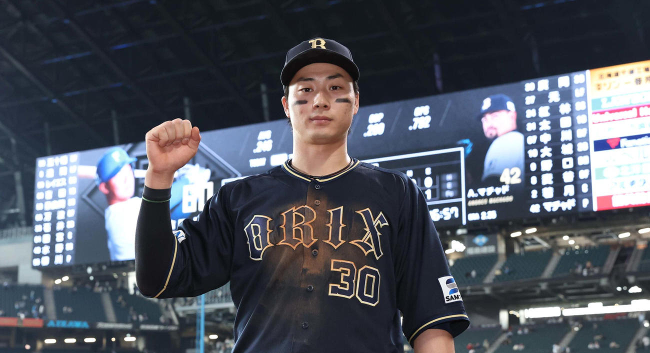 日本ハム対オリックス　試合後、ガッツポーズの広岡（撮影・黒川智章）