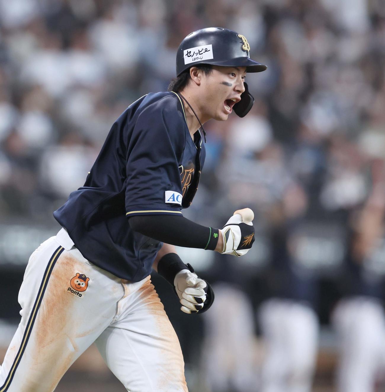 日本ハム対オリックス　7回表オリックス2死満塁、左越え満塁本塁打を放ち叫ぶ広岡（撮影・黒川智章）