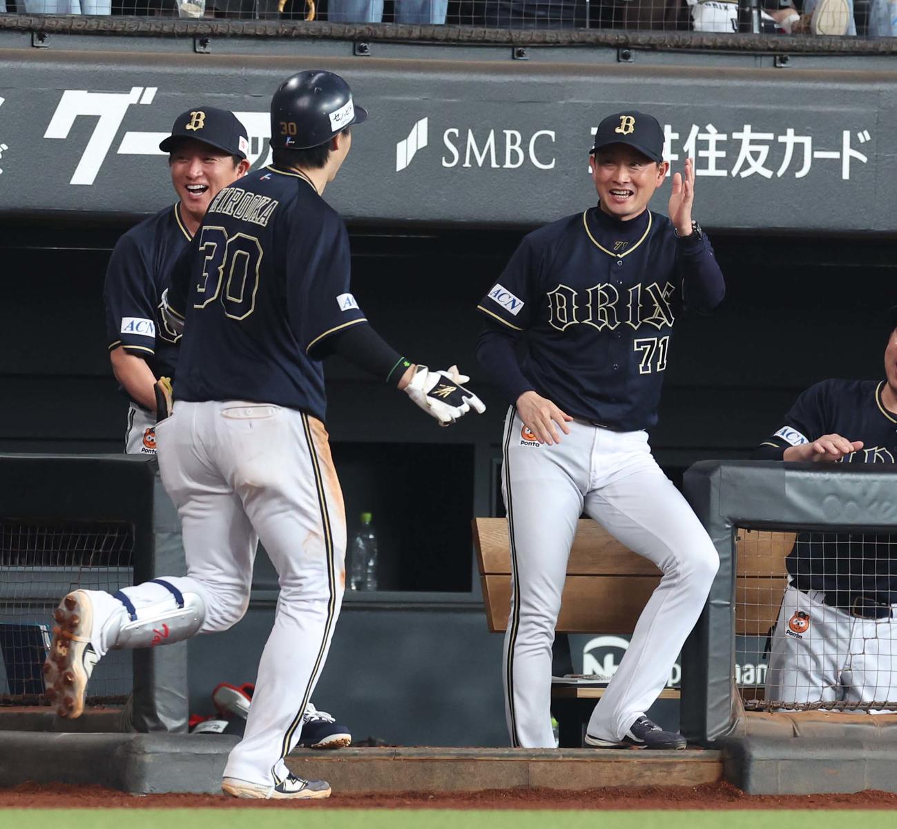 日本ハム対オリックス　7回表オリックス2死満塁、左越え満塁本塁打を放った広岡を出迎える岸田監督（撮影・黒川智章）