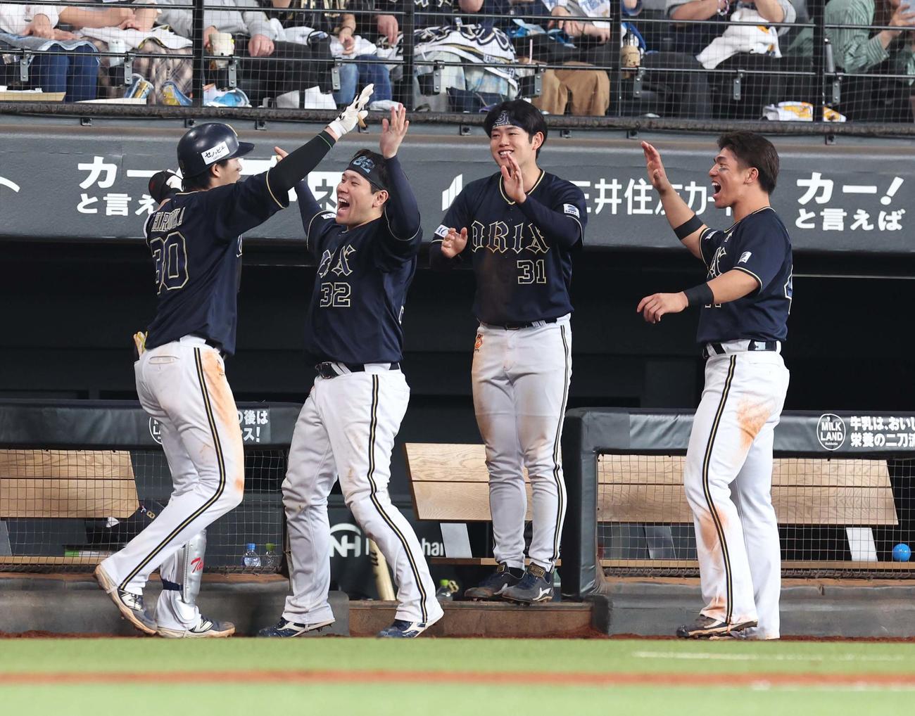 日本ハム対オリックス　7回表オリックス2死満塁、左越え満塁本塁打を放った広岡（左）を出迎えるナイン（撮影・黒川智章）