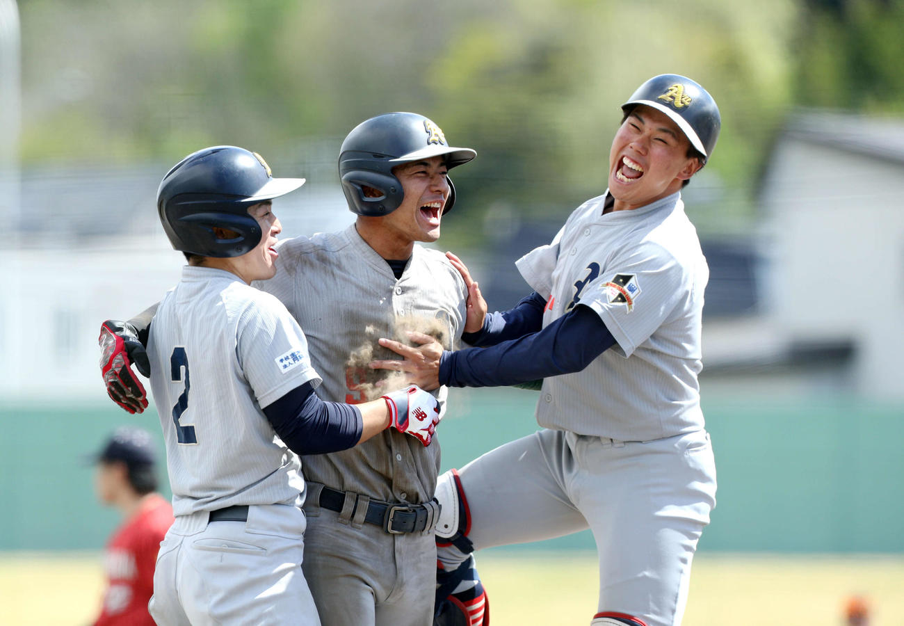 ノースアジア大対青森大　8回コールド決勝のホームを踏み、チームメートと喜び合う青森大・川満（中央）（2025年5月11日撮影）