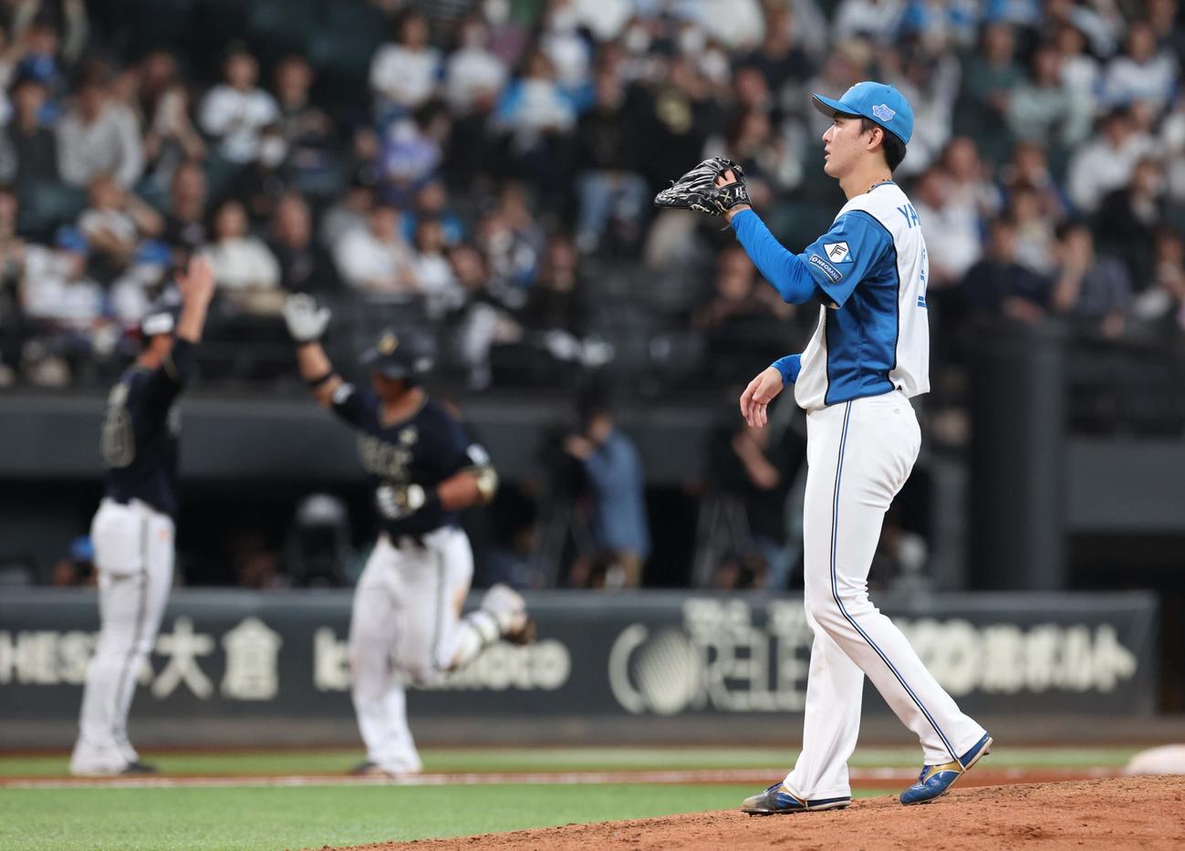 日本ハム対オリックス　9回表オリックス2死、頓宮に本塁打を浴びる柳川（撮影・黒川智章）