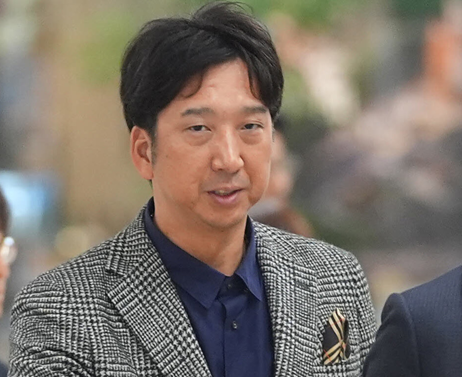 新潟駅から移動する阪神藤川監督（撮影・垰建太）