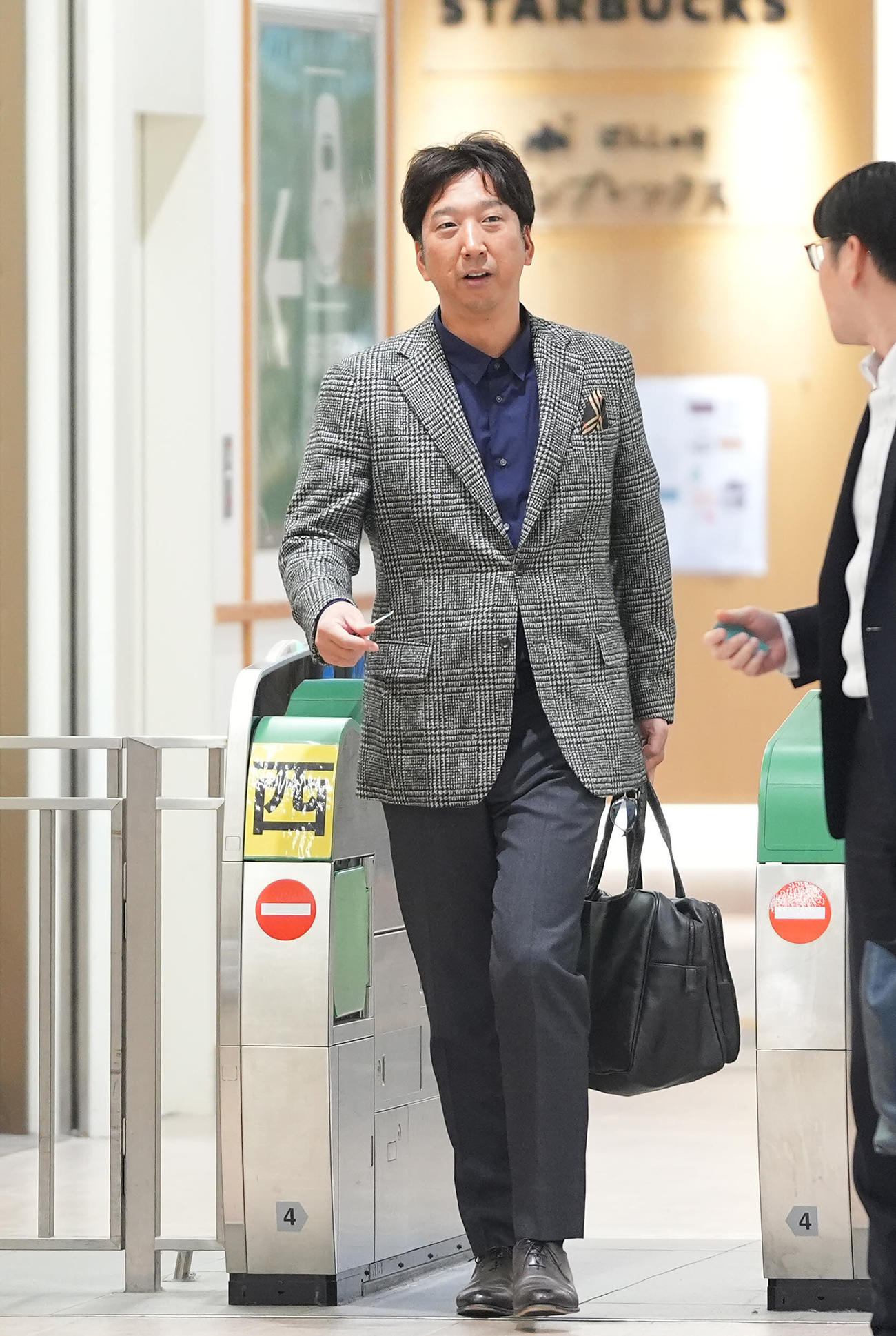新潟駅から移動する阪神藤川監督（左）（撮影・垰建太）