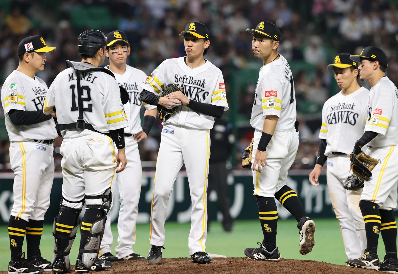 ソフトバンク対西武　5回途中で降板する大津（撮影・梅根麻紀）