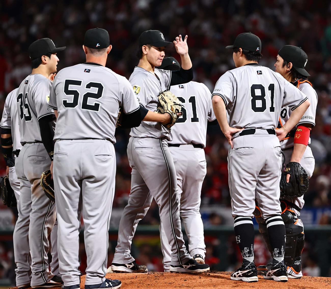 広島対巨人　6回、追加点を許した井上（中央）はナインに声を掛けられる（撮影・上田博志）