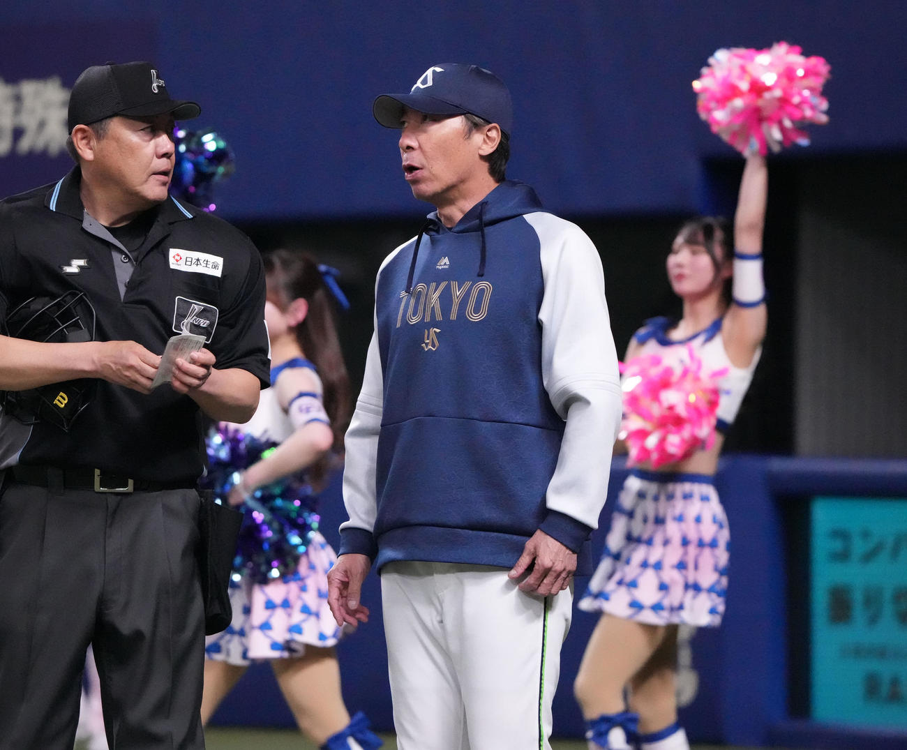 中日対ヤクルト　7回表終了、選手交代を告げる高津監督（撮影・森本幸一）