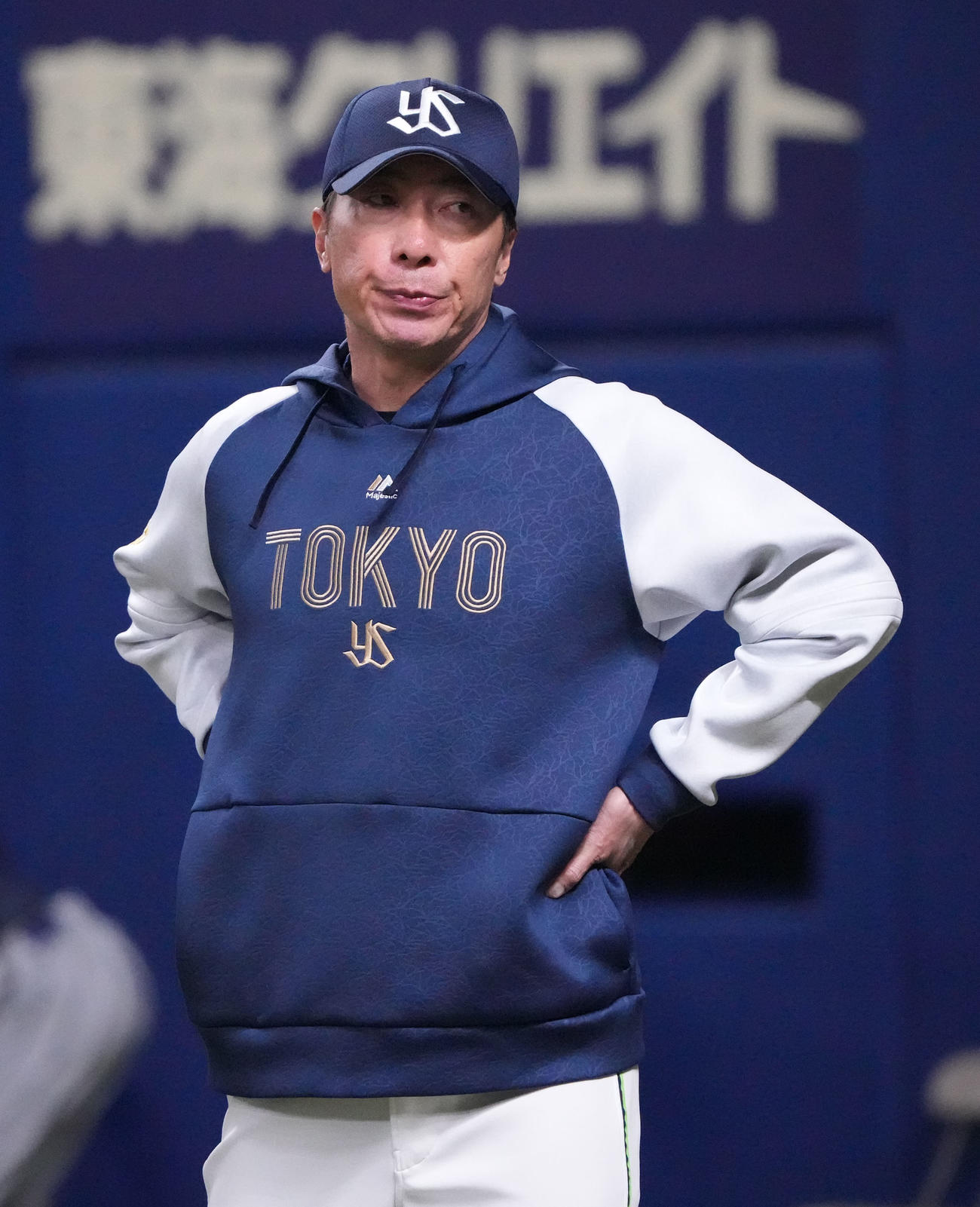 中日対ヤクルト　8回表終了、選手交代を告げる高津監督（撮影・森本幸一）