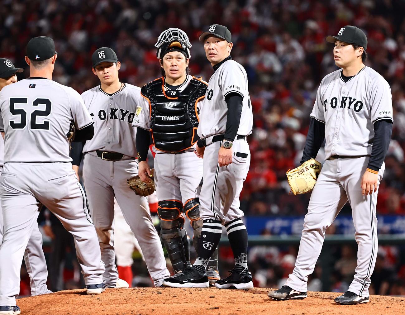 広島対巨人　阿部監督（右から2人目）は投手交代を告げる（撮影・上田博志）