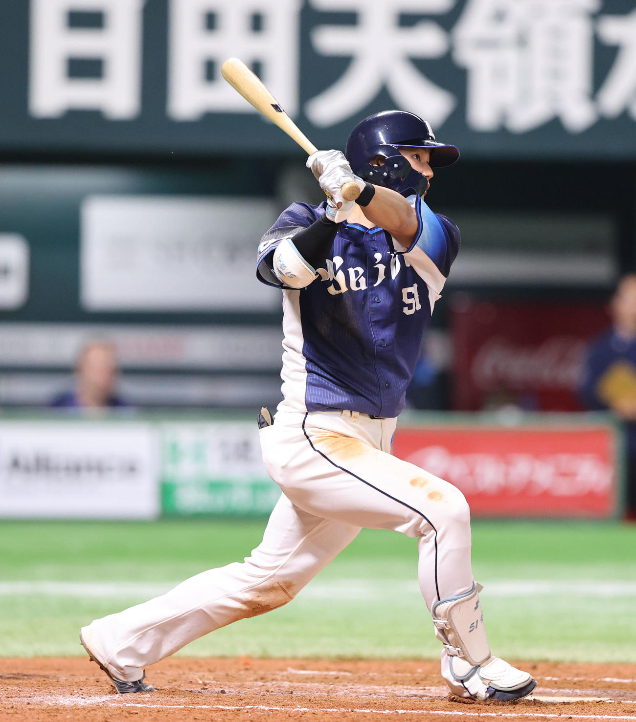 ソフトバンク対西武　8回表西武2死、西川は右越え二塁打を放つ（撮影・梅根麻紀）