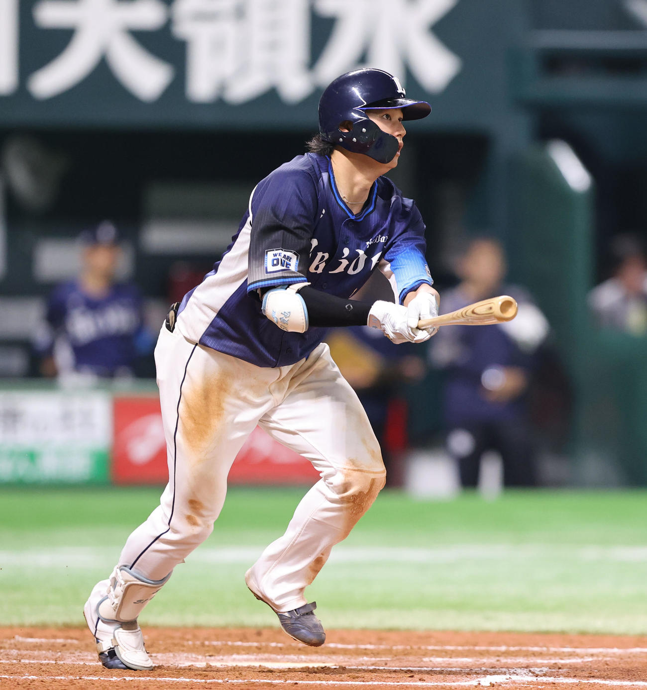 ソフトバンク対西武　8回表西武2死、西川は看板直撃の二塁打を放つ（撮影・梅根麻紀）