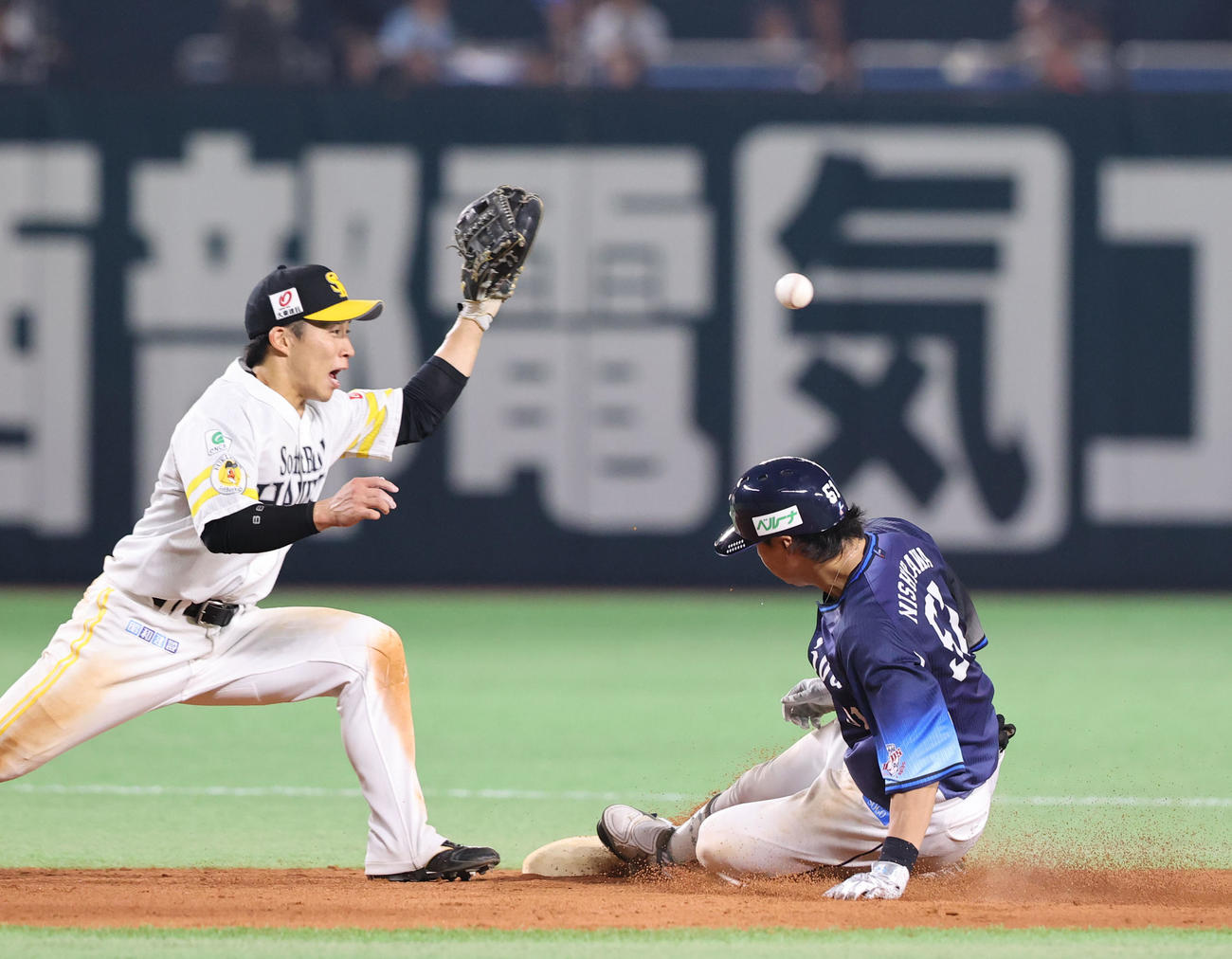 ソフトバンク対西武　8回表西武2死、西川は右越え二塁打を放つ（撮影・梅根麻紀）