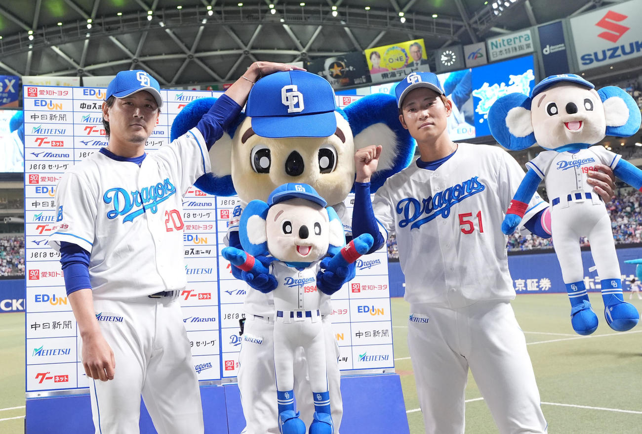 中日対ヤクルト　ヒーローインタビューを終え、ドアラとともにポーズを決める涌井（左）と上林（撮影・森本幸一）