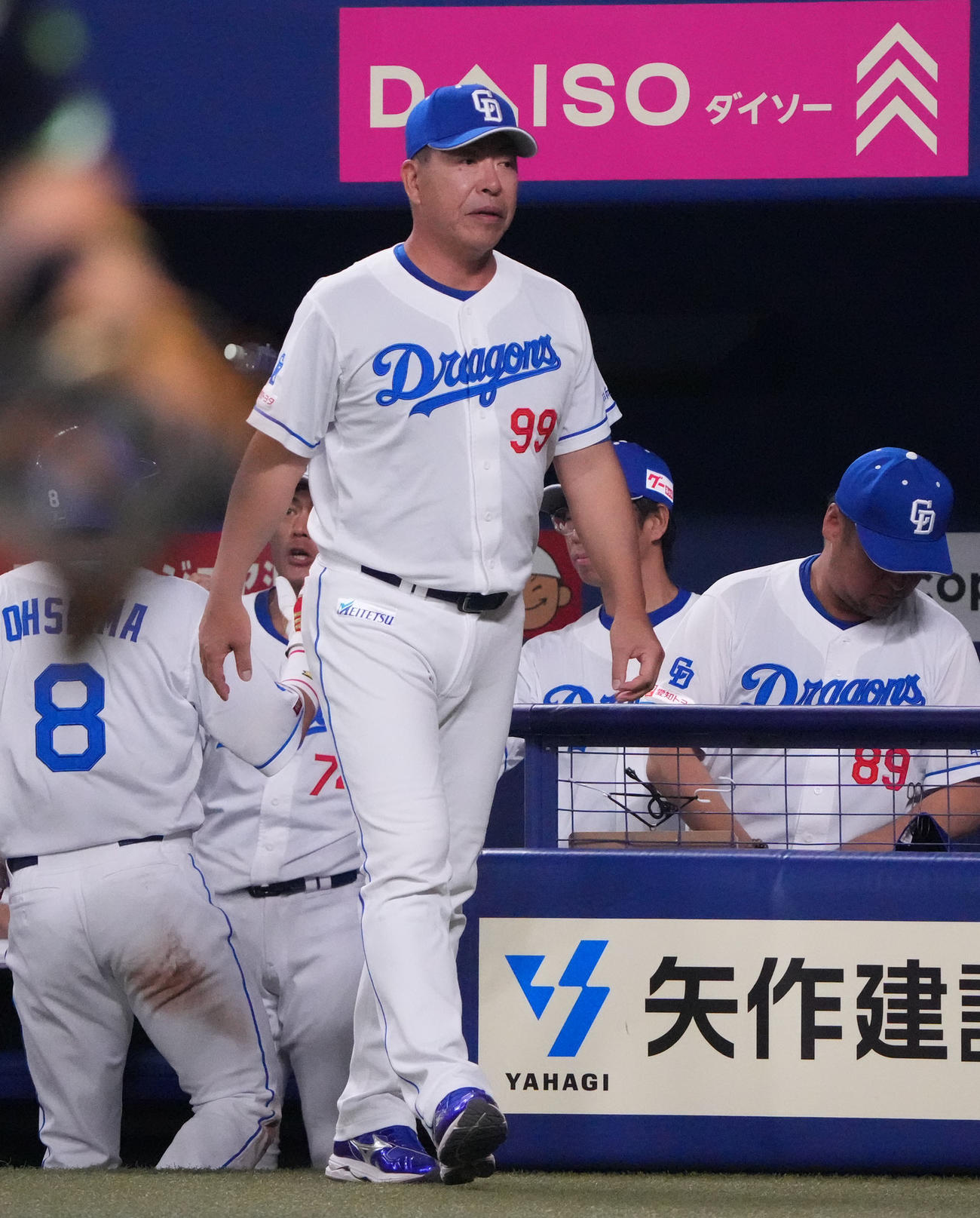中日対ヤクルト　6回終了、選手交代を告げる井上監督（撮影・森本幸一）