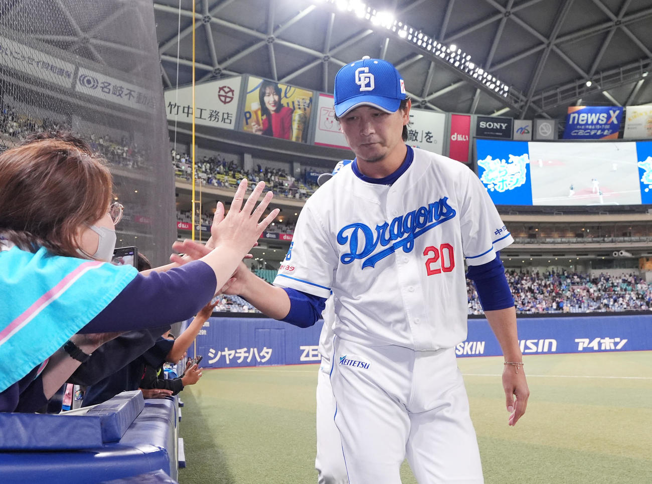 中日対ヤクルト　ヒーローインタビューを終えファンとタッチを交わす涌井（撮影・森本幸一）