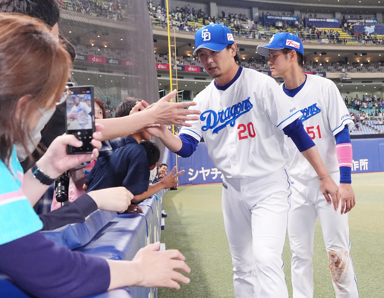 中日対ヤクルト　ヒーローインタビューを終えファンとタッチを交わす（右から）上林、涌井（撮影・森本幸一）