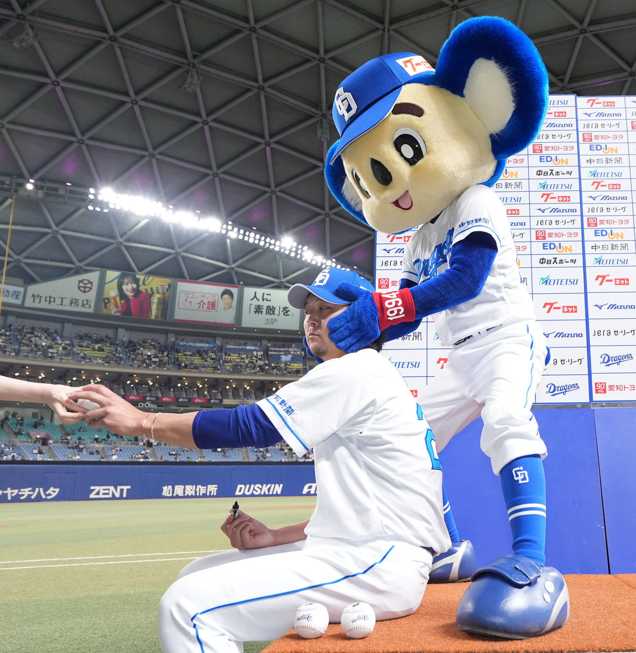 中日対ヤクルト　涌井（左）はドアラから祝福を受ける（撮影・森本幸一）