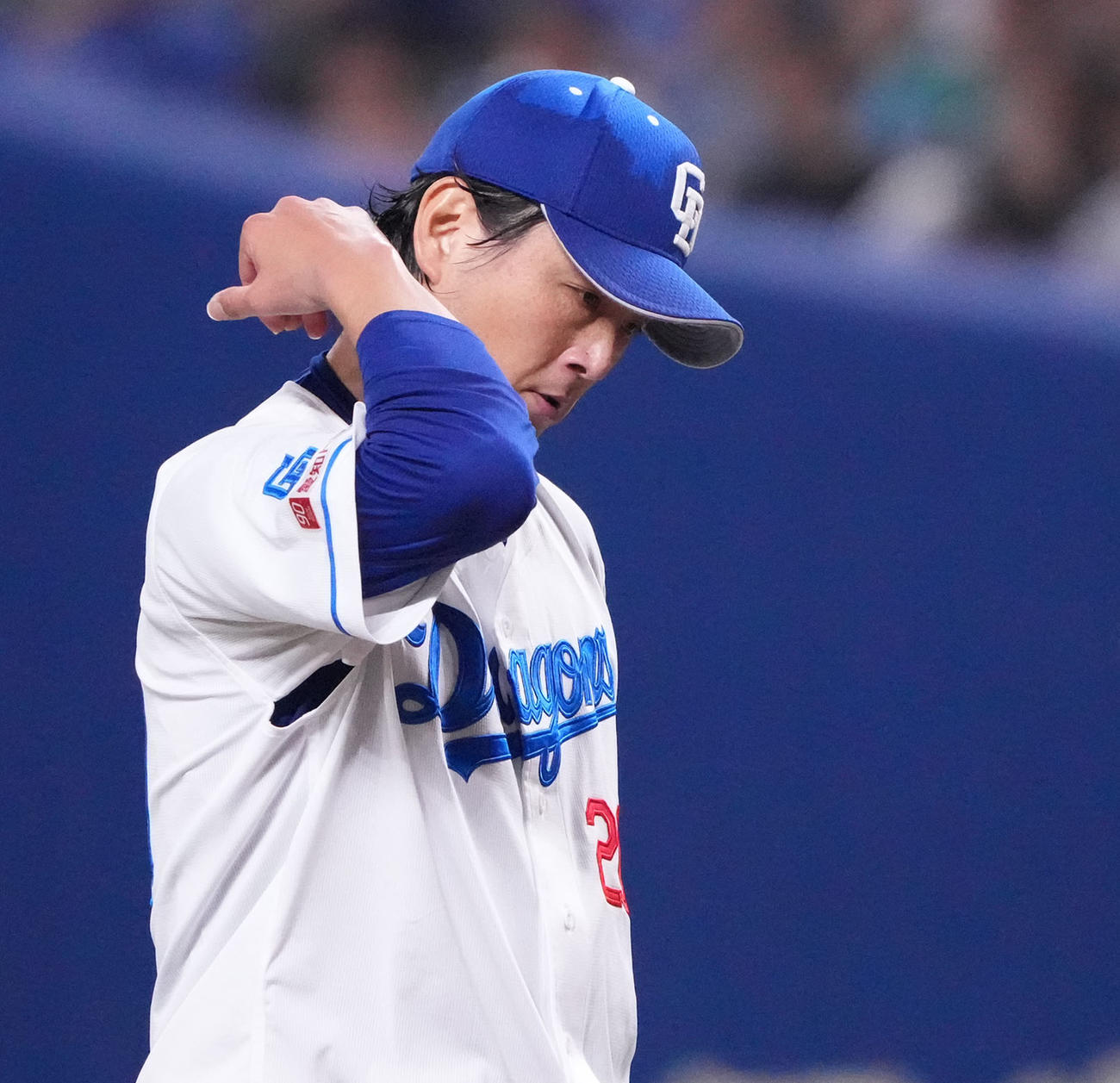 中日対ヤクルト　6回表ヤクルト2死、汗を拭く涌井（撮影・森本幸一）
