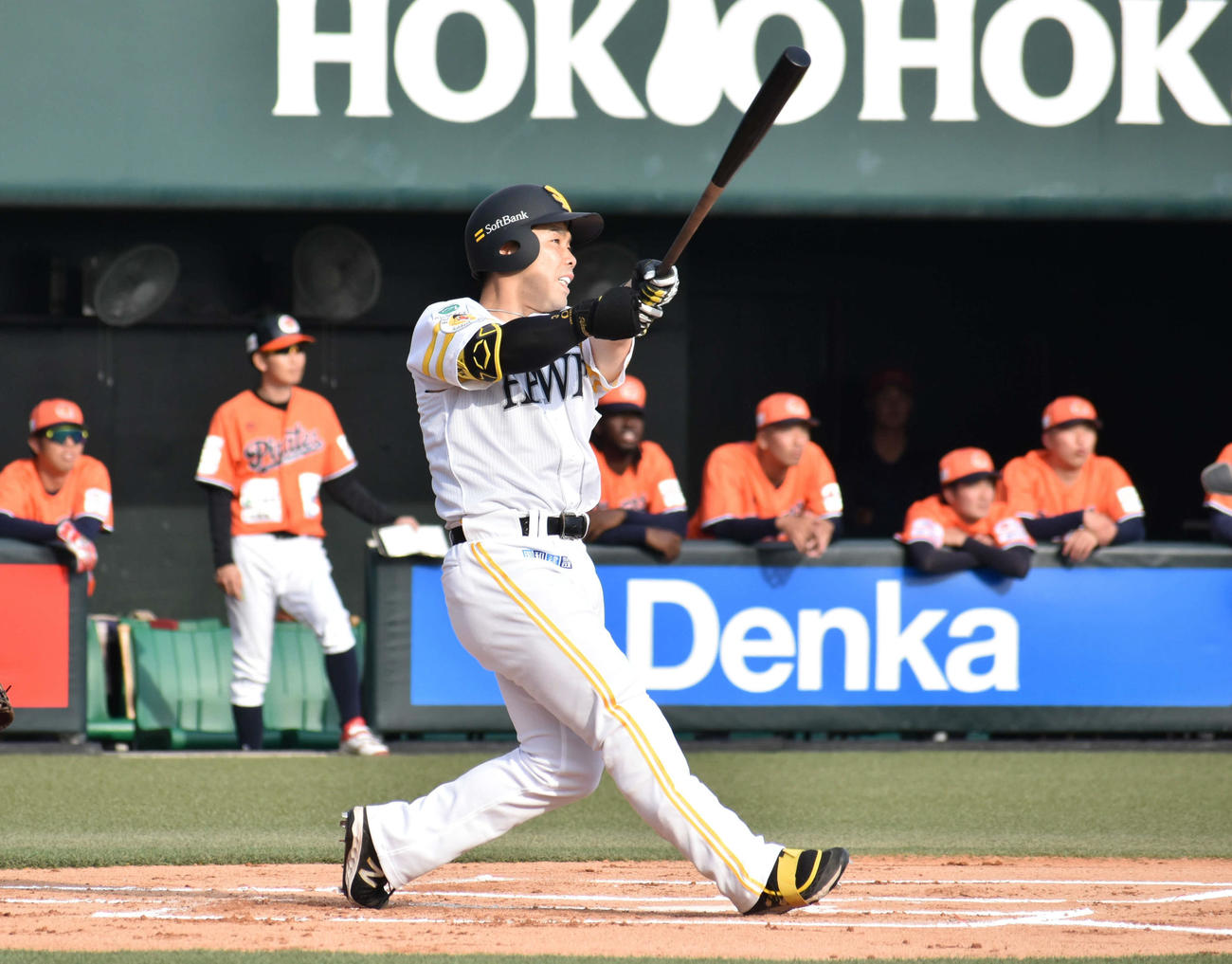 3軍戦で実戦復帰し、第1打席で右飛を放つ近藤（撮影・只松憲）