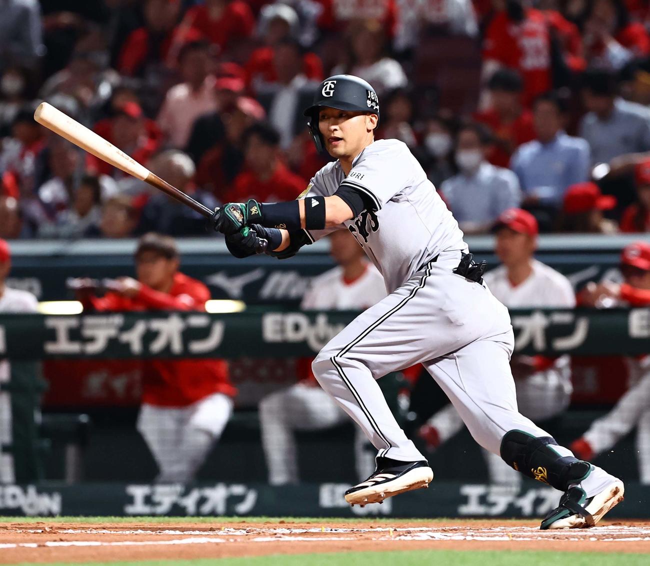 広島対巨人　6回表巨人2死一塁、吉川は左前打を放つ（撮影・上田博志）