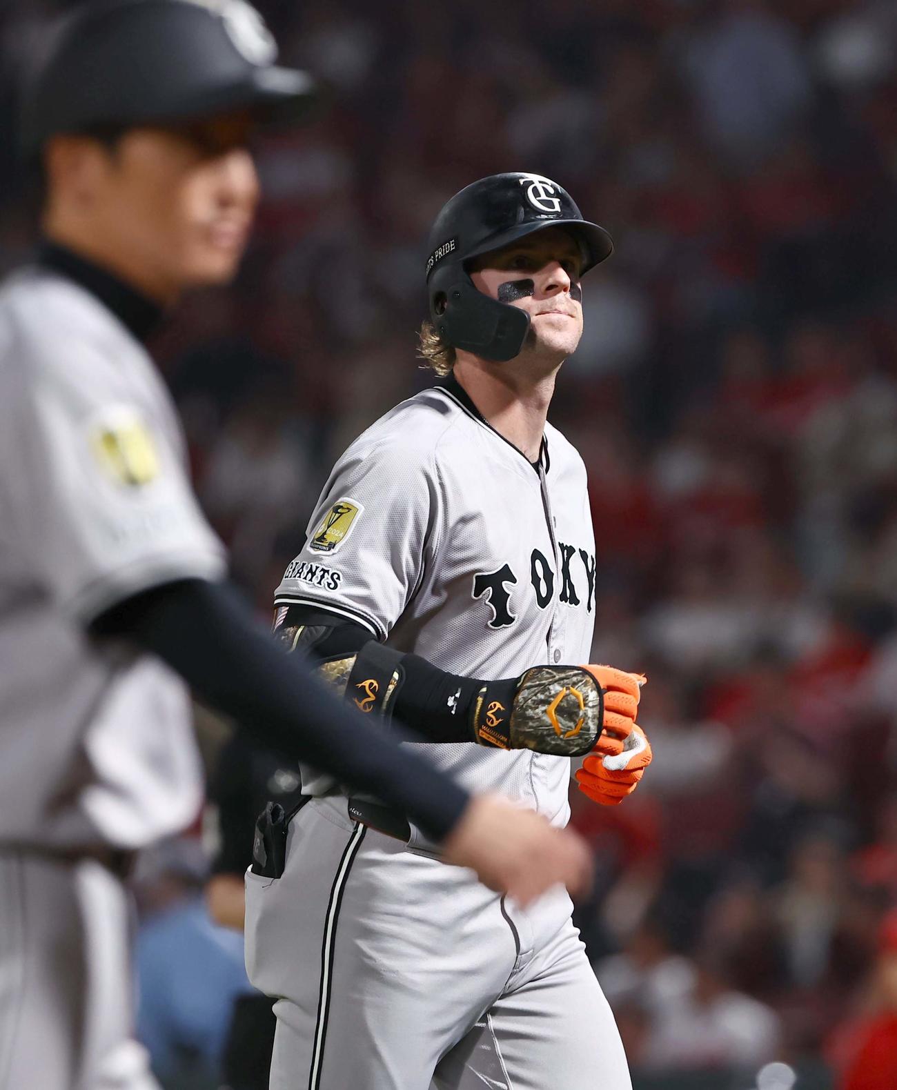 広島対巨人　6回表巨人2死一、二塁、キャベッジは中飛に倒れる（撮影・上田博志）