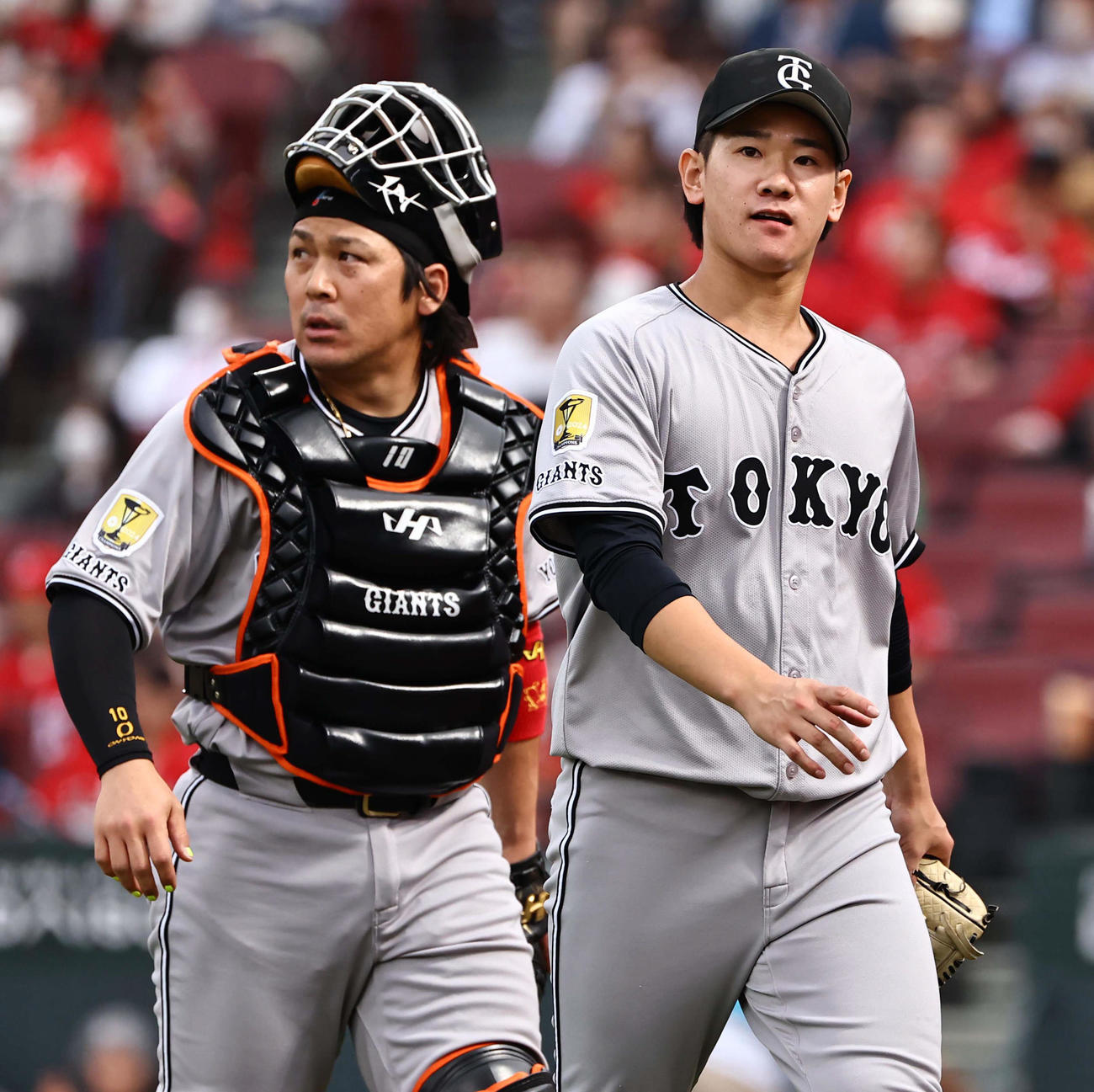 広島対巨人　初回を無失点に抑えた井上（右）は甲斐とベンチに引き揚げる（撮影・上田博志）