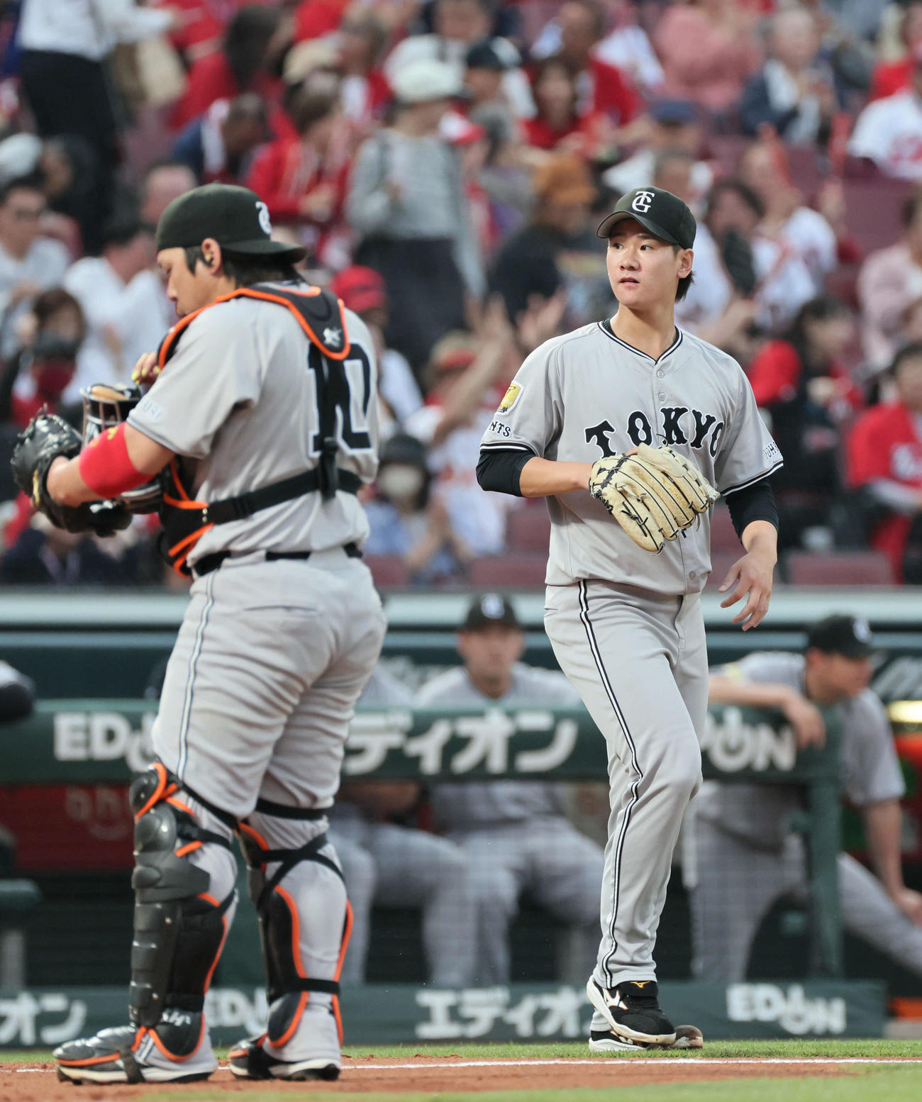 広島対巨人　2回裏広島2死一塁、矢野に先制右三塁打を浴びた井上。左は甲斐拓也（撮影・加藤孝規）