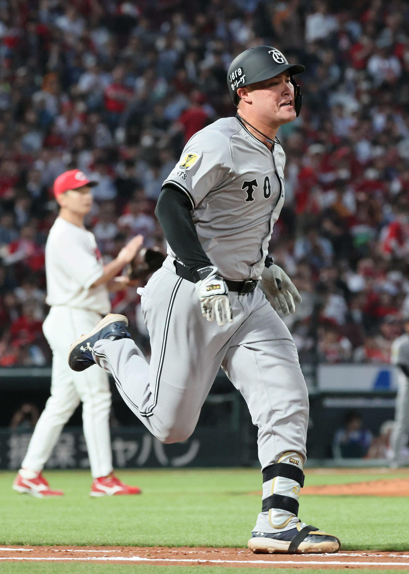広島対巨人　5回表巨人無死、遊ゴロに倒れるリチャード（撮影・加藤孝規）