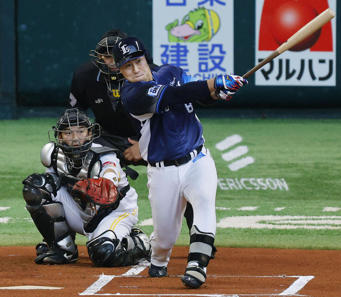 ソフトバンク対西武　1回表西武2死、渡部聖が左越えにプロ初本塁打となる先制ソロを放つ。捕手嶺井（共同）