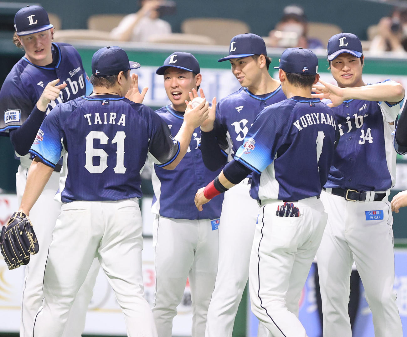 ソフトバンク対西武　勝利投手となった武内（右から3人目）は笑顔を見せる（撮影・梅根麻紀）