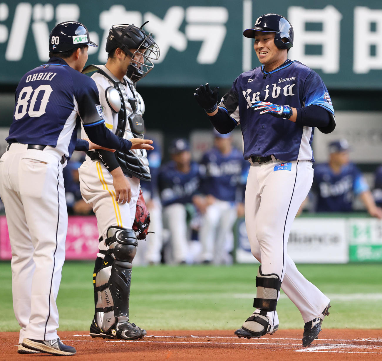 ソフトバンク対西武　1回表西武2死、渡部聖は左越えに先制本塁打を放ち笑顔で生還する（撮影・梅根麻紀）