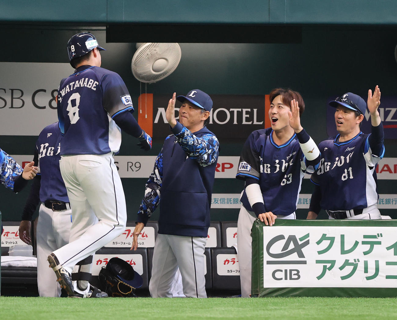 ソフトバンク対西武　1回表西武2死、渡部聖は左越えに先制本塁打を放ち西口監督から出迎えられる（撮影・梅根麻紀）