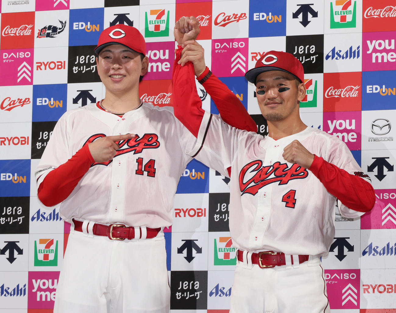 広島対巨人　お立ち台でポーズを決める大瀬良（左）と矢野（撮影・加藤孝規）
