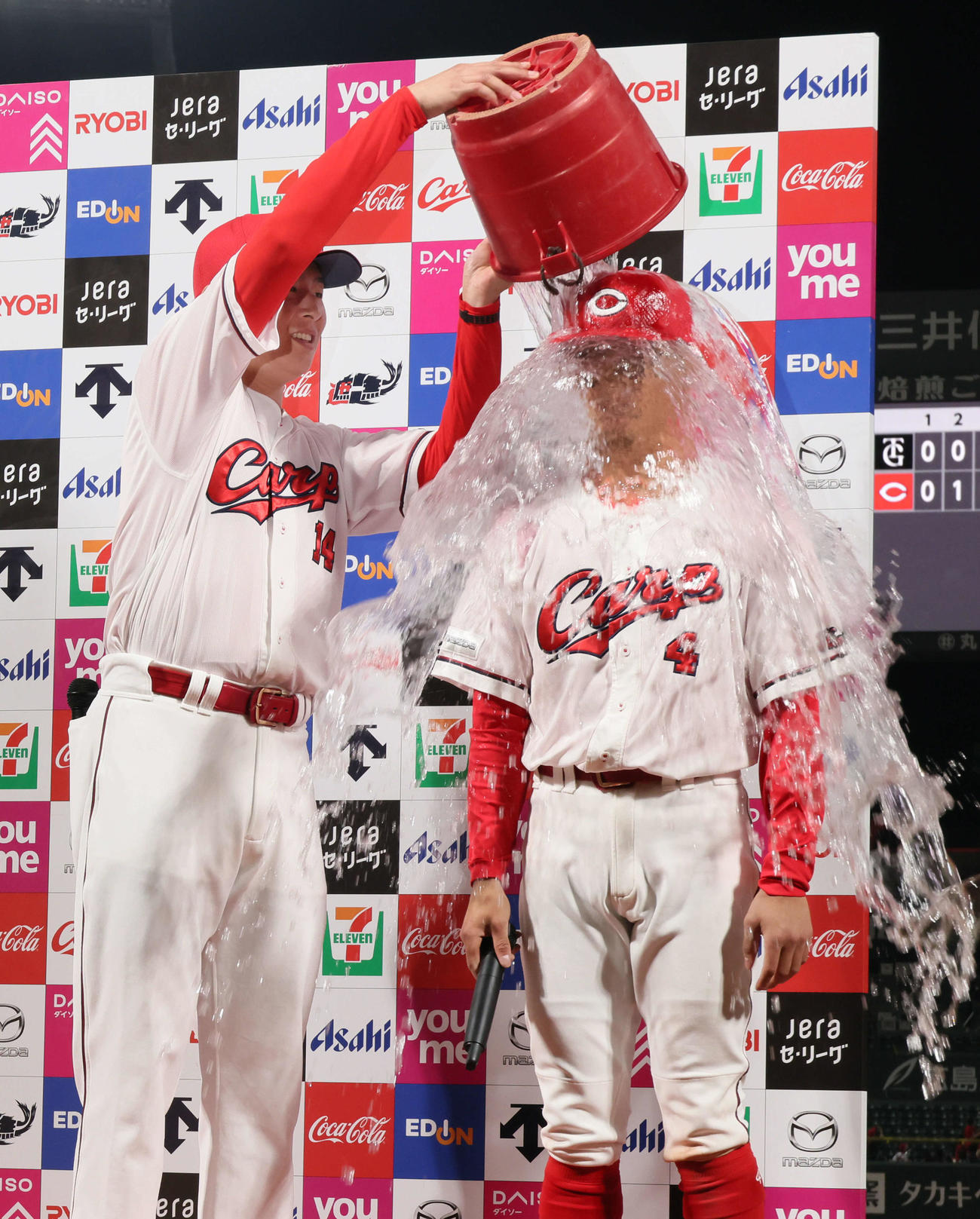 広島対巨人　お立ち台で矢野（右）に水をぶっかける大瀬良（撮影・加藤孝規）