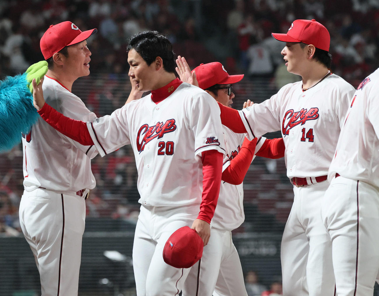 広島対巨人　大瀬良（右）らを迎える新井監督（左）（撮影・加藤孝規）