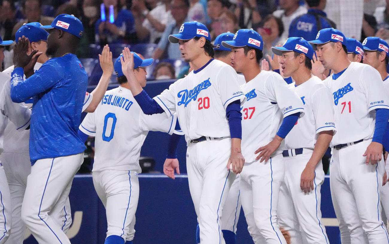 中日対ヤクルト　試合終了、涌井（左から4人目）はナインを迎える（撮影・森本幸一）