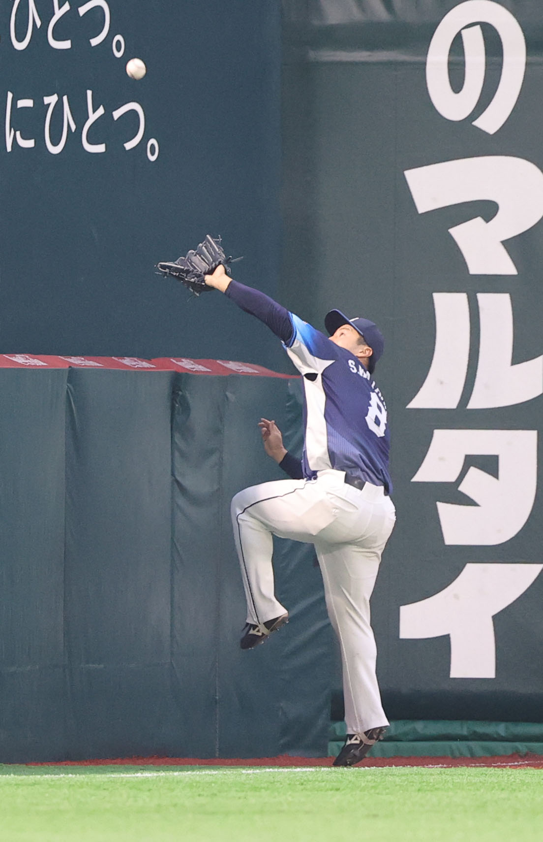 ソフトバンク対西武　4回裏ソフトバンク2死一塁、嶺井の打球を好捕する左翼手の渡部聖（撮影・梅根麻紀）