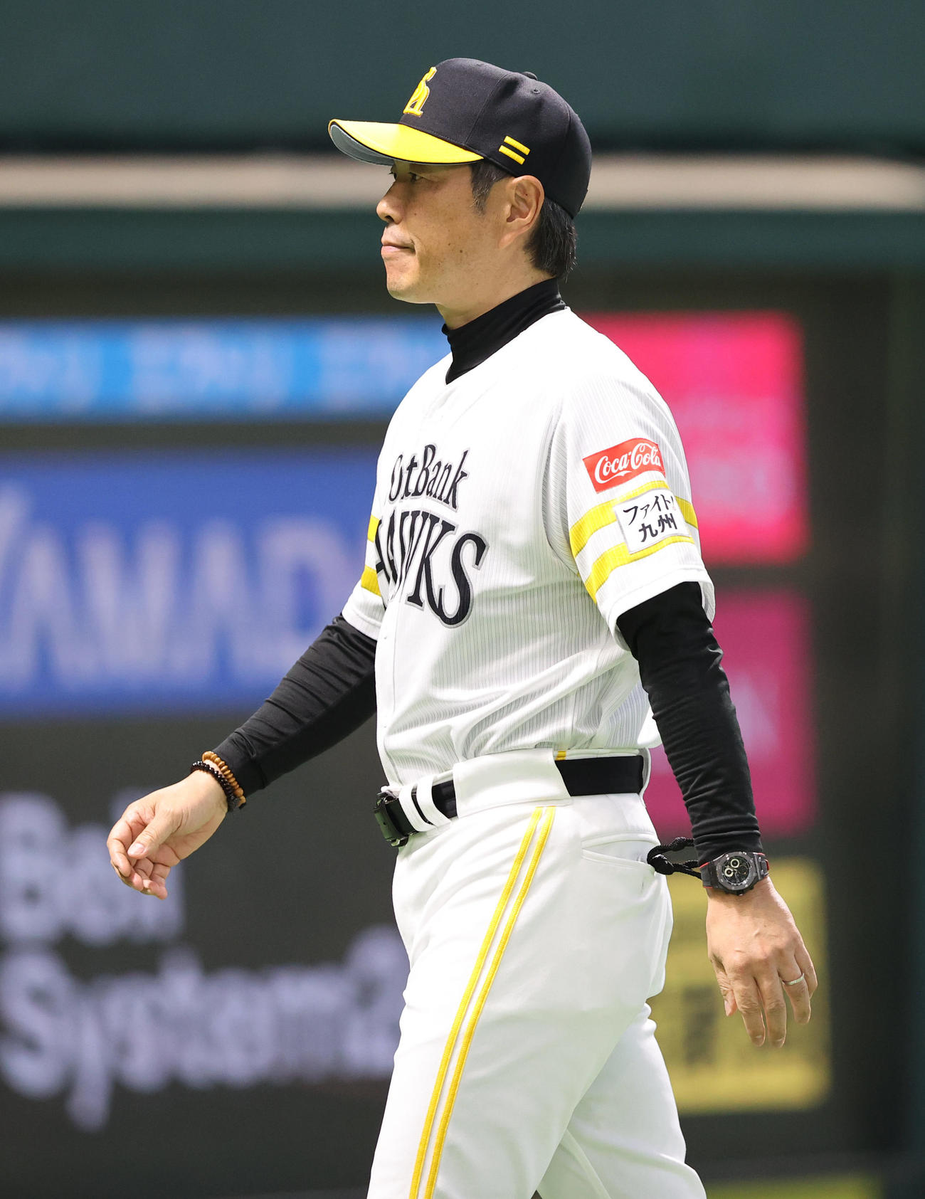 ソフトバンク対西武　審判に投手交代を告げベンチに引きあげる小久保監督（撮影・梅根麻紀）