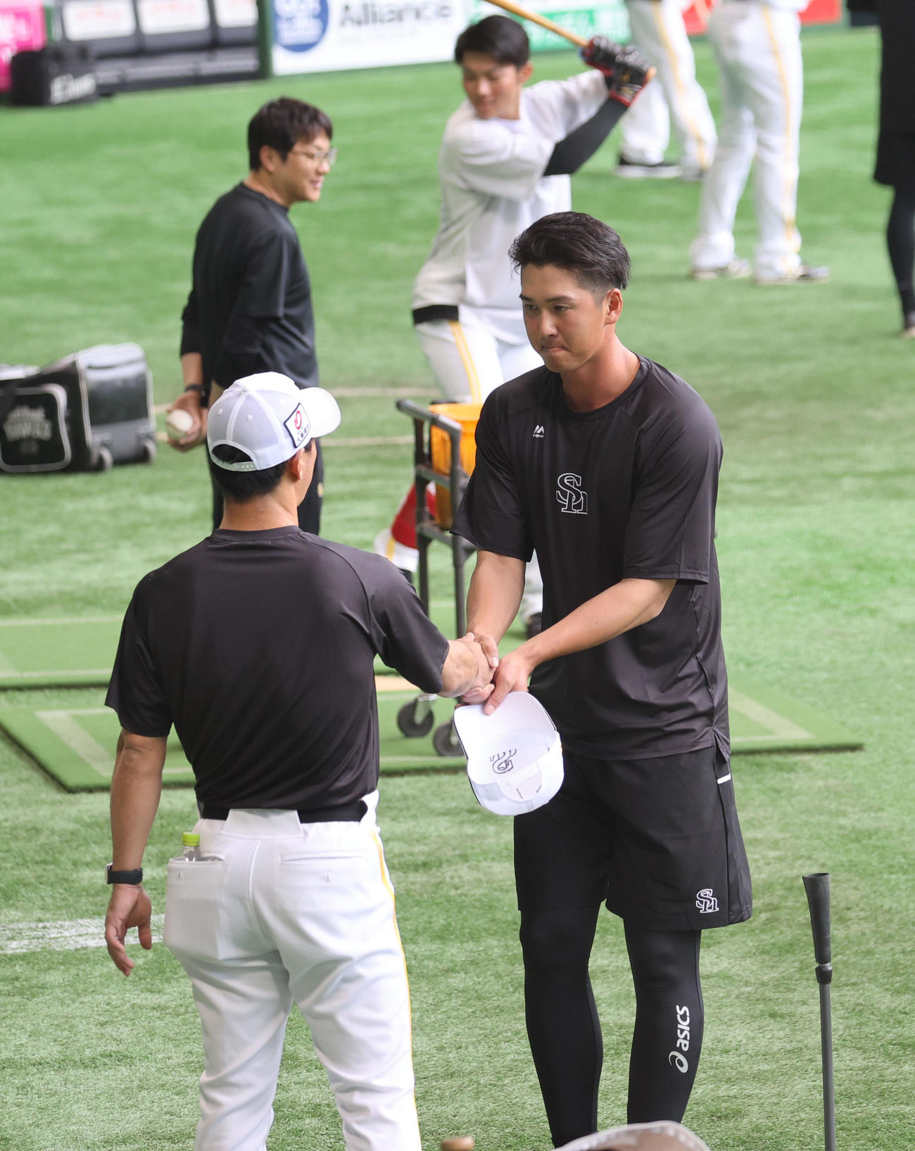 入団会見を終えあいさつしてまわる秋広（撮影・梅根麻紀）