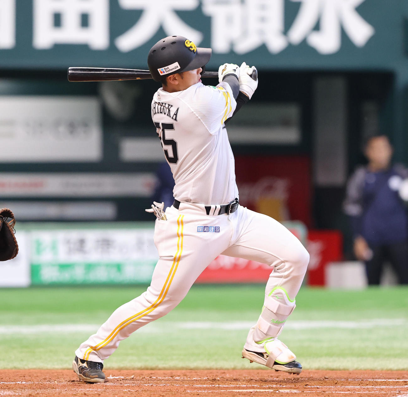 ソフトバンク対西武　2回裏ソフトバンク無死、左前安打を放つ石塚（撮影・梅根麻紀）
