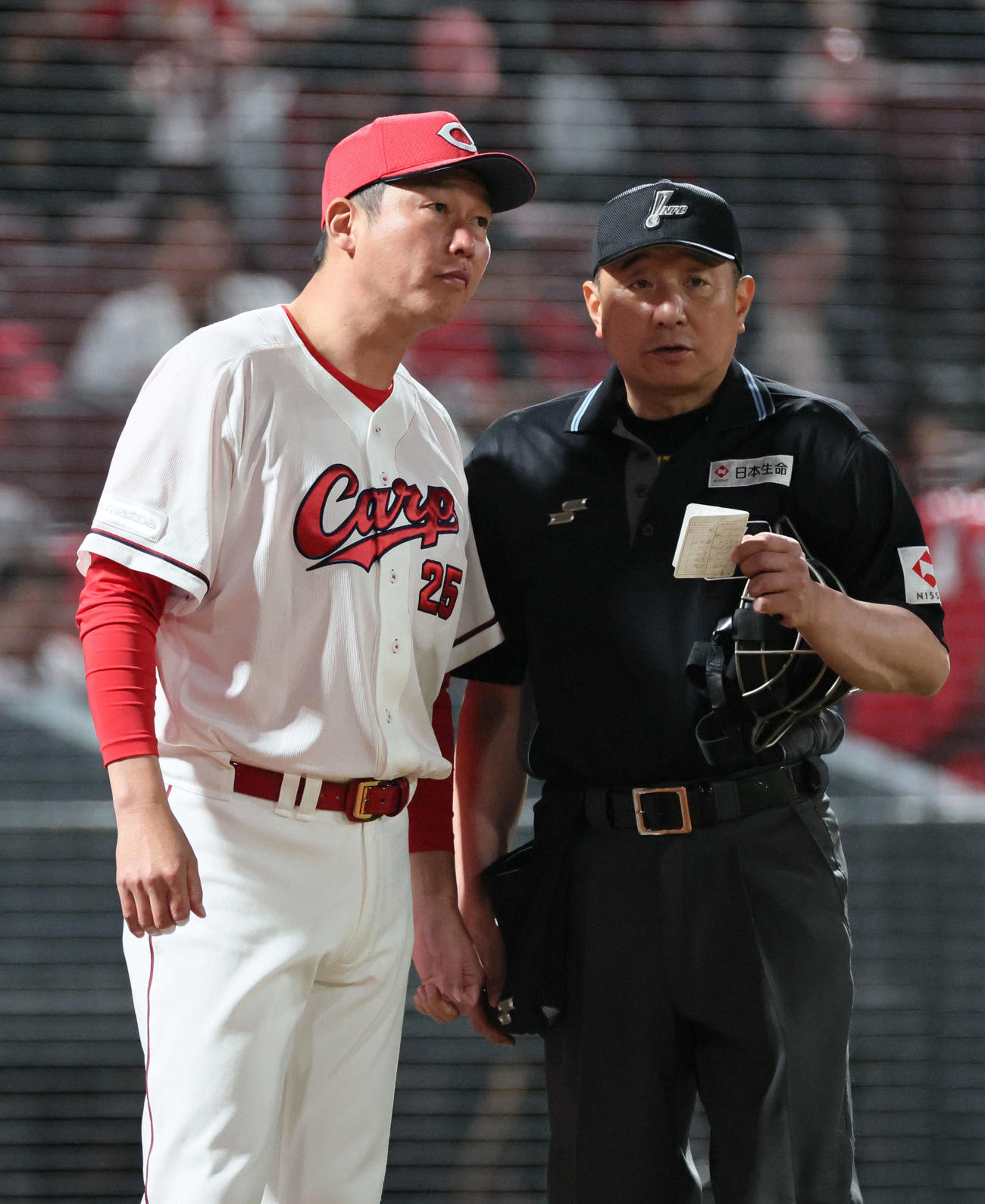 広島対巨人　7回裏終了時、投手の交代を告げる新井監督（撮影・加藤孝規）