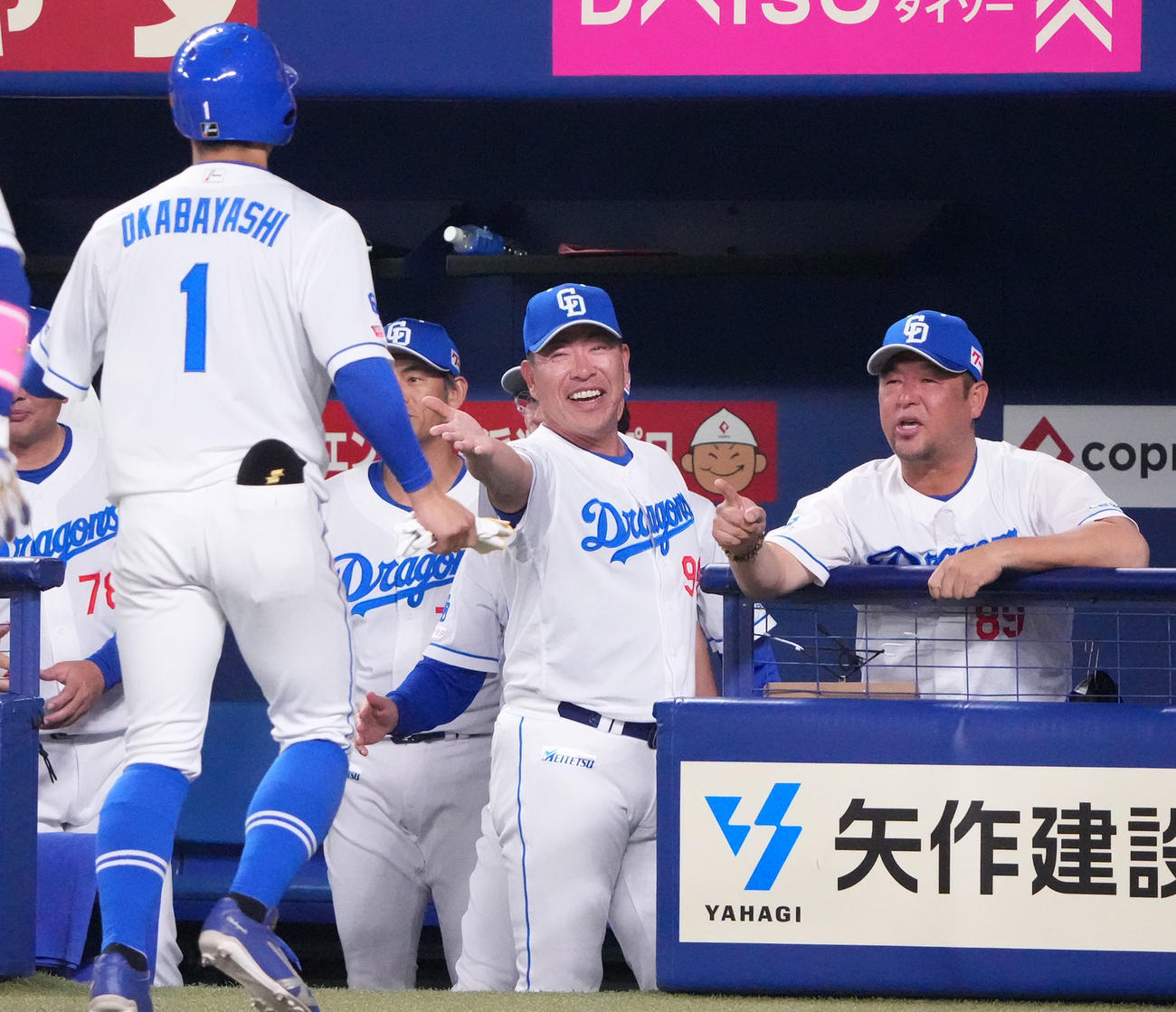 中日対ヤクルト　8回裏中日2死二塁、井上監督（右から2人目）ブライトの右中間適時三塁打で生還した岡林を笑顔で迎える（撮影・森本幸一）