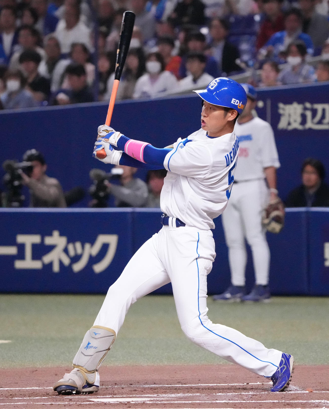 中日対ヤクルト　1回裏中日1死一塁、右中間へ適時三塁打を放つ上林（撮影・森本幸一）
