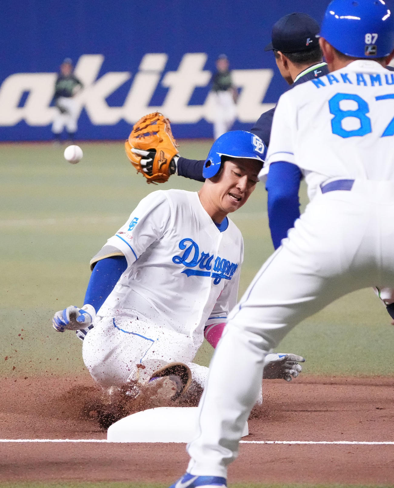 中日対ヤクルト　1回裏中日1死一塁、上林（左）は右中間へ適時三塁打を放ち三塁へ滑り込む（撮影・森本幸一）