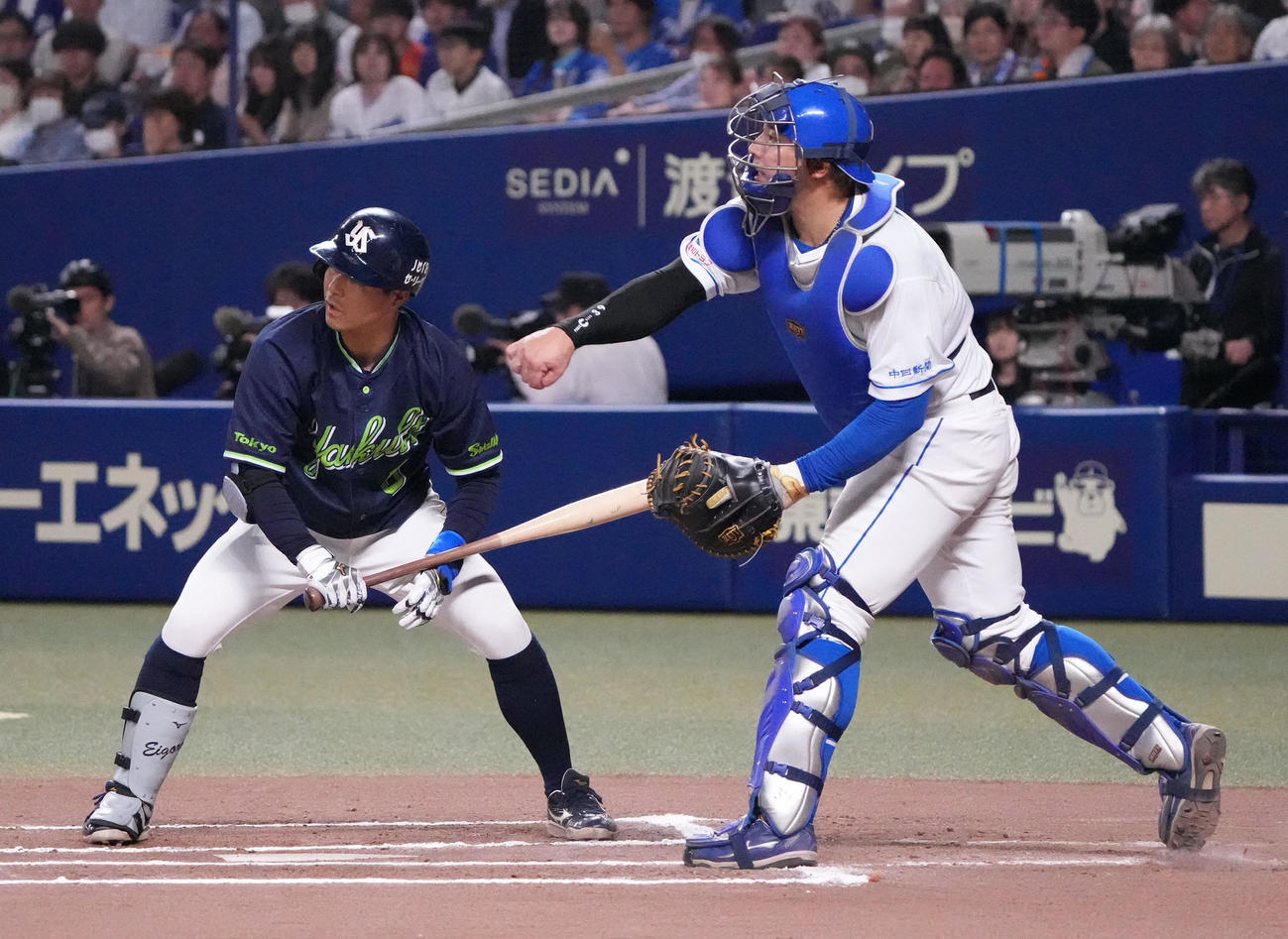 中日対ヤクルト　6回表ヤクルト無死一塁、二塁へ送球する宇佐見（右）左は見逃し三振に倒れる茂木（撮影・森本幸一）