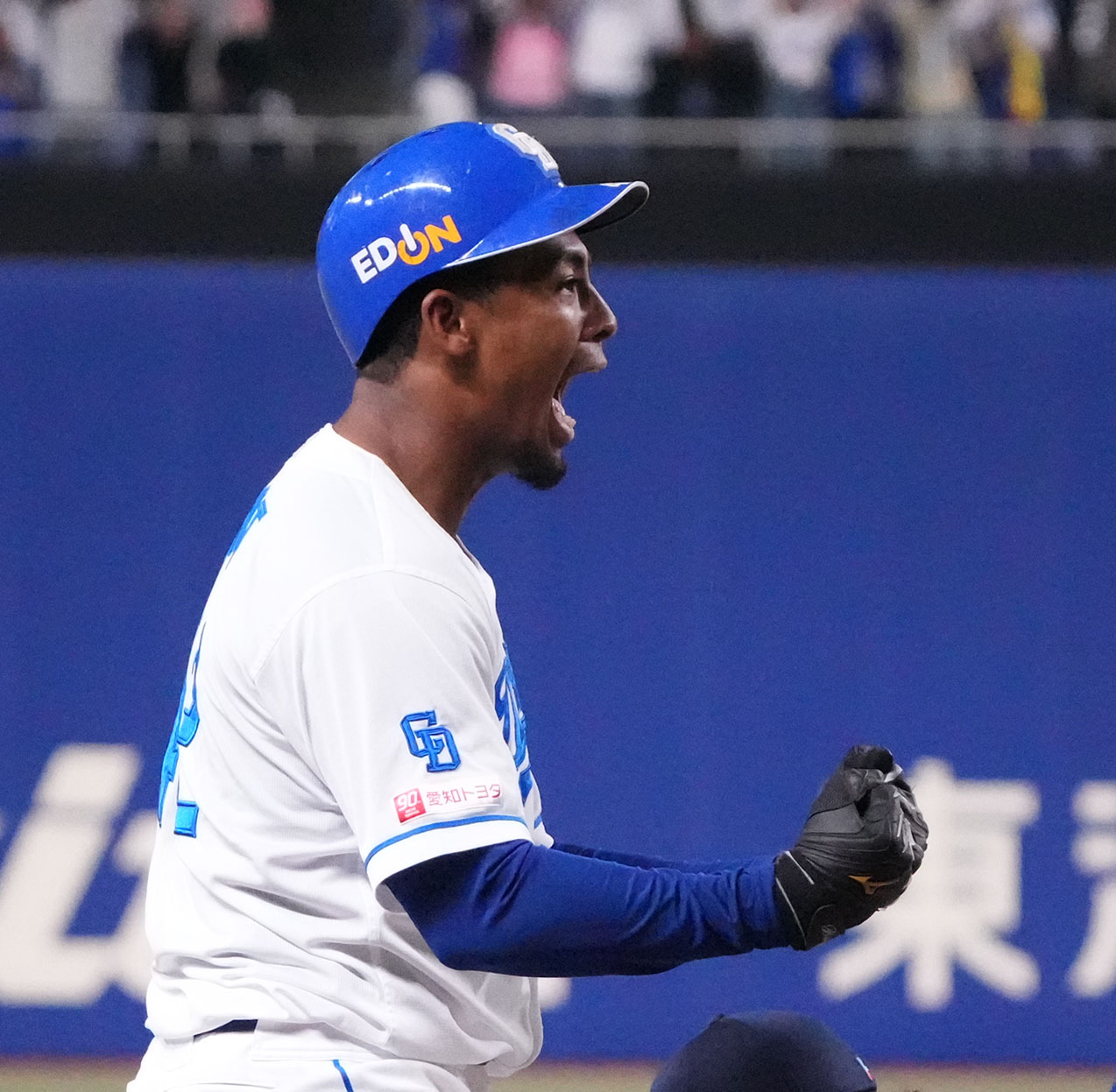 中日対ヤクルト　8回裏中日2死二塁、右中間へ適時三塁打を放ち三塁上でほえるブライト（撮影・森本幸一）